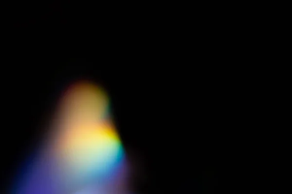 Kolorowe tęczowe kryształowe światło przecieka na czarnym tle — Zdjęcie stockowe