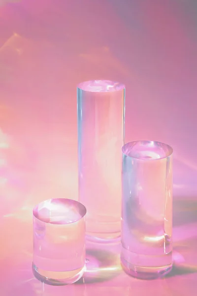 Три прозрачных стеклянных подиума на розовом фоне — стоковое фото