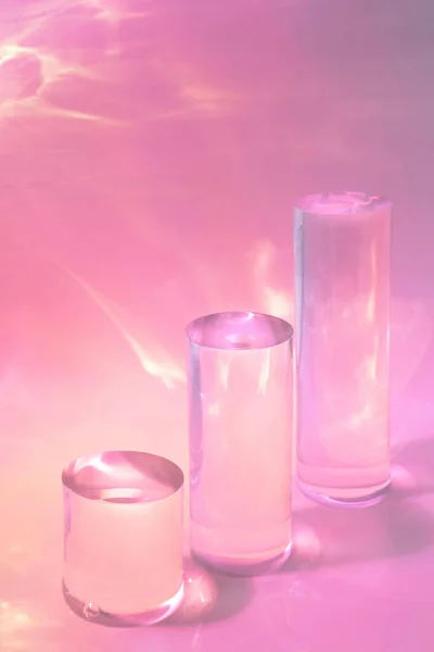 Три прозрачных стеклянных подиума на розовом фоне — стоковое фото