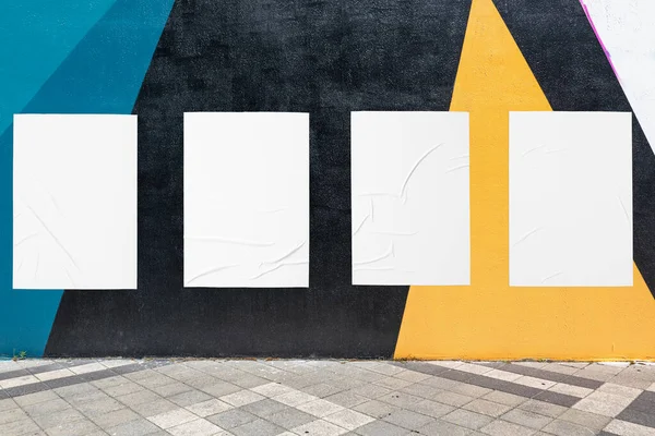 幾何学的な壁と4つの白い接着剤のしわポスターテンプレート — ストック写真