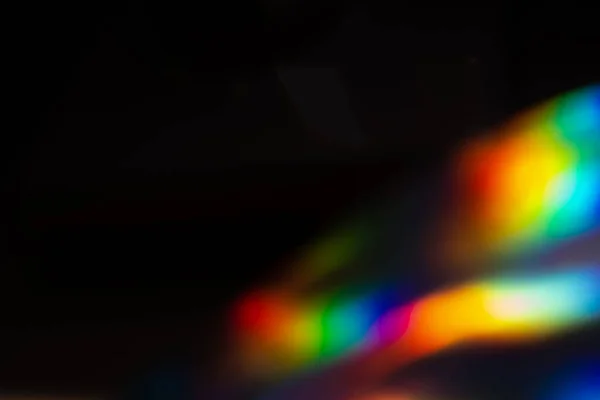 彩色彩虹水晶光在黑色背景上漏出 — 图库照片