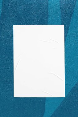 Yapıştırılmış posterli naneli şehir duvarı