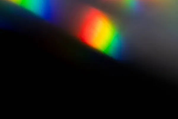 Colorate perdite di luce di cristallo arcobaleno su sfondo nero — Foto Stock