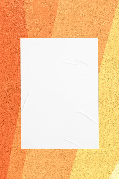 Orange gelbe Stadtmauer mit aufgeklebtem Poster — Stockfoto