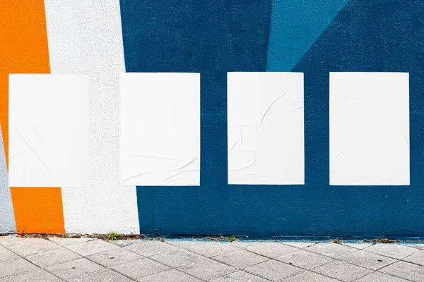 Geometrik duvar ve dört beyaz buruşuk poster şablonu