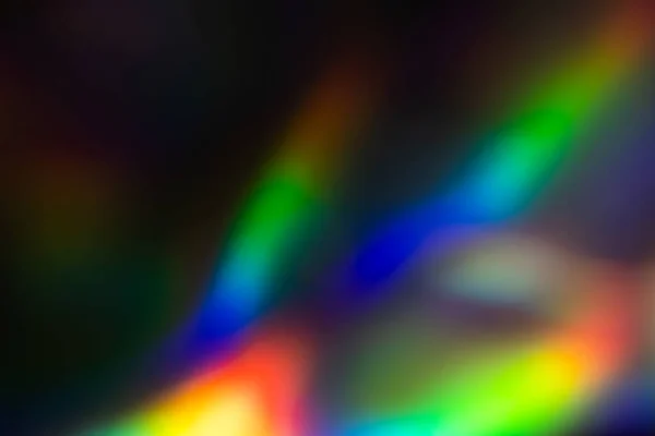 Colorido arco iris de cristal fugas de luz sobre fondo negro — Foto de Stock