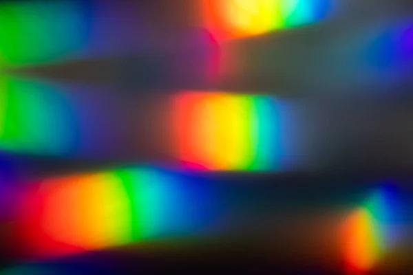 Bunte Regenbogenkristall Licht undicht auf schwarzem Hintergrund — Stockfoto