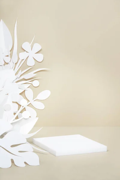 Escena beige con podio vacío y hojas cortadas en papel —  Fotos de Stock