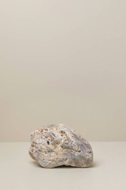 Doğal bej taştan kaidesi olan doğa sahnesi