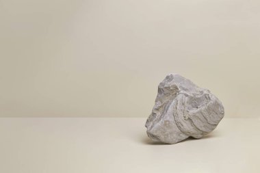 Doğal gri taş kaidesi olan doğa sahnesi