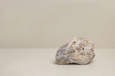 Doğal bej taştan kaidesi olan doğa sahnesi