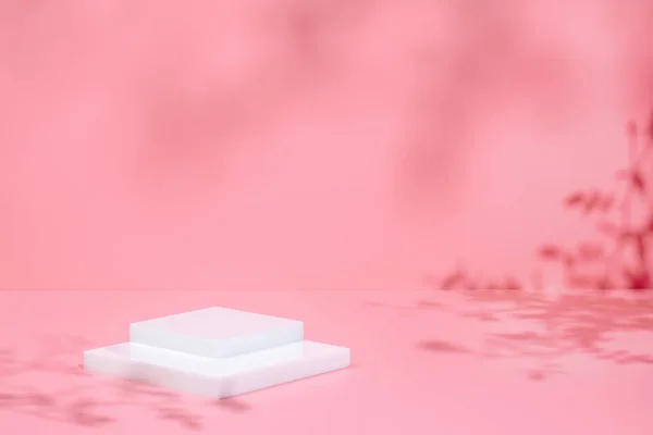 Cena com pódio quadrado branco no fundo rosa e sombras — Fotografia de Stock