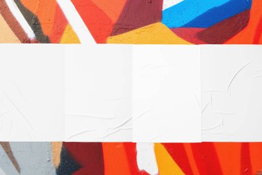 Dört buruşuk yapıştırılmış poster şablonuyla renkli kentsel duvar dokusu