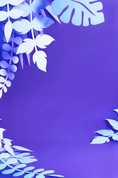 紙切りのジャングルの葉を持つ紫色のシーン — ストック写真