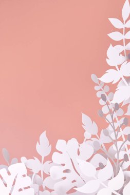 Beyaz kağıt, orman bitkilerini pembe arka planda keser.