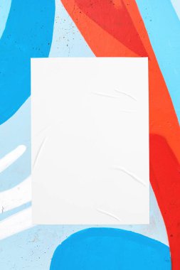 Kırışık yapıştırılmış poster şablonuyla renkli kentsel duvar dokusu