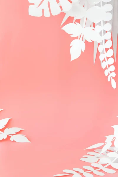 紙切りジャングルの葉でピンク色のシーン — ストック写真