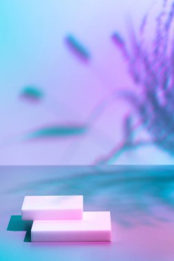 Pastel neon arka planda gölgeli beyaz podyum