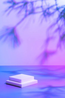 Pastel neon arka planda gölgeli beyaz podyum