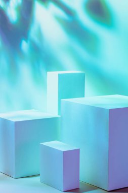 Neon arka planda gölgeli dört kare beyaz podyum