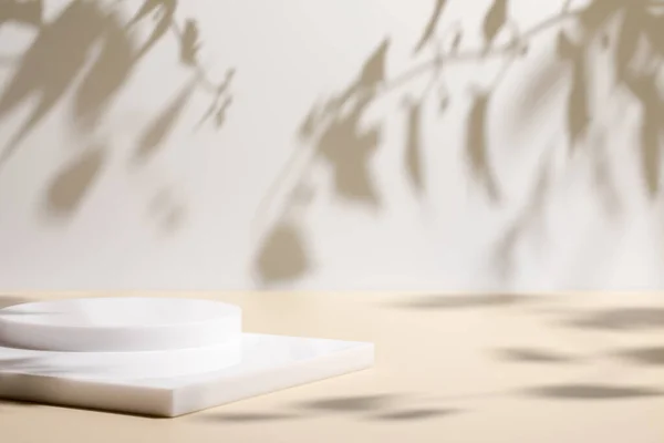 Escena con podio blanco sobre fondo beige y sombras —  Fotos de Stock