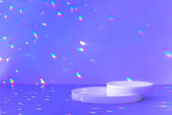 Cena vazia e pódios círculo no fundo roxo com brilhos de luz de cristal — Fotografia de Stock