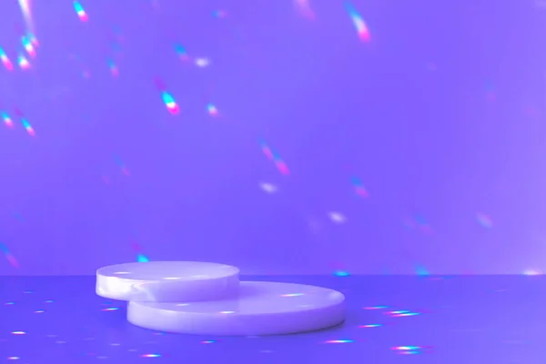 Üres jelenet és kör dobogók lila háttér kristálycsillogás — Stock Fotó