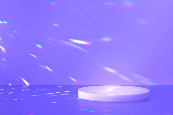 Cena vazia e pódio círculo no fundo roxo com brilhos de luz de cristal — Fotografia de Stock