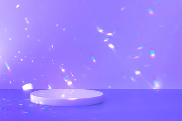 Cena vazia e pódio círculo no fundo roxo com brilhos de luz de cristal — Fotografia de Stock