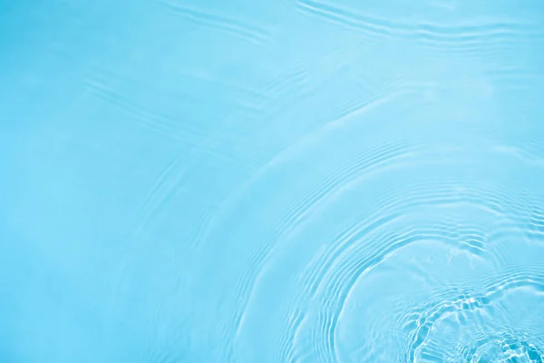 şeffaf mavi renkli durgun su yüzeyi dokusu 