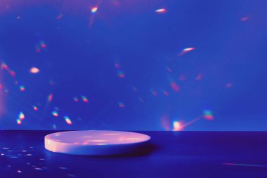 Koyu mavi arkaplanda boş sahne ve daire şeklinde podyum 