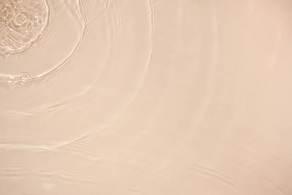 Transparente bege colorido claro calma textura da superfície da água — Fotografia de Stock