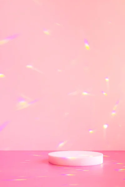 Cena vazia e pódio de cilindro no fundo rosa com brilhos de luz de cristal — Fotografia de Stock