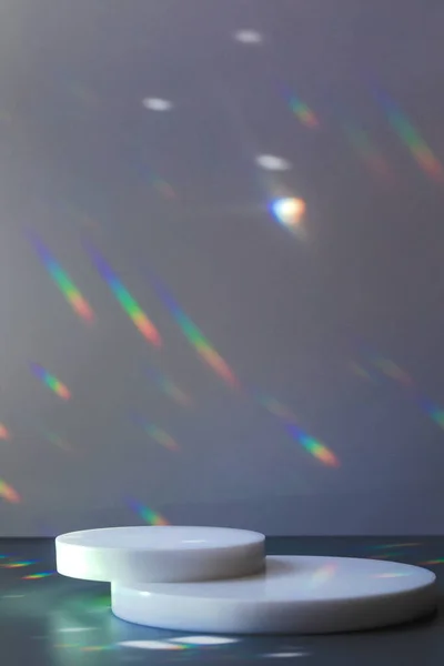 結晶の光が輝く灰色の背景の円の表彰台 — ストック写真