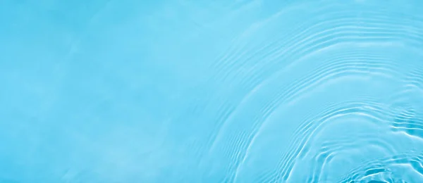 透明的蓝色清晰平静的水面纹理 — 图库照片