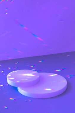 boş sahne ve mor zemin üzerinde daire podyumlar kristal ışık parıltılarıyla