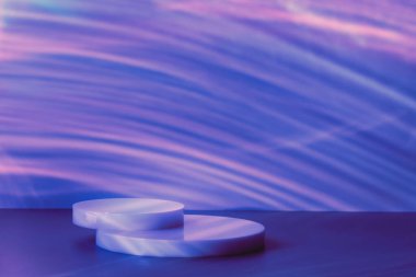 boş podyum mavi arkaplanda hafif nedensel efektli