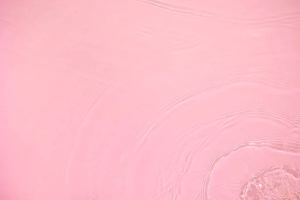 Transparent pink colored clear calm water surface texture — Stock Photo, Image