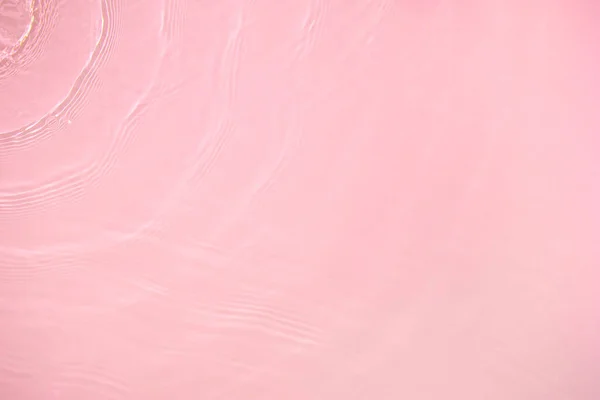 Прозора рожева кольорова прозора текстура спокійної поверхні води — стокове фото