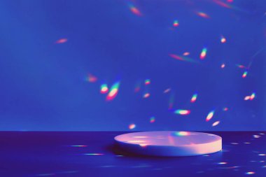 Koyu mavi arkaplanda boş sahne ve daire şeklinde podyum 