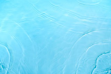 şeffaf mavi renkli durgun su yüzeyi dokusu 