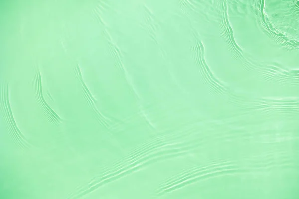 Transparent green colored clear calm water surface texture — Stock Photo, Image