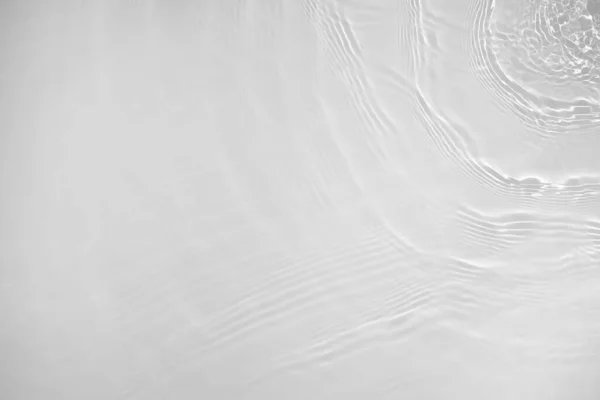 Textura de superficie de agua transparente transparente desaturada calma Imagen de archivo