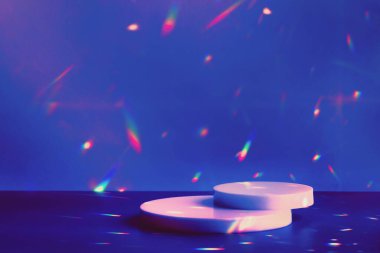 Koyu mavi arkaplanda boş sahne ve daire podyumları 