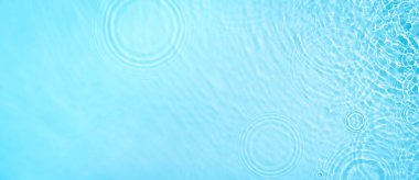 şeffaf mavi renkli durgun su yüzeyi dokusu 