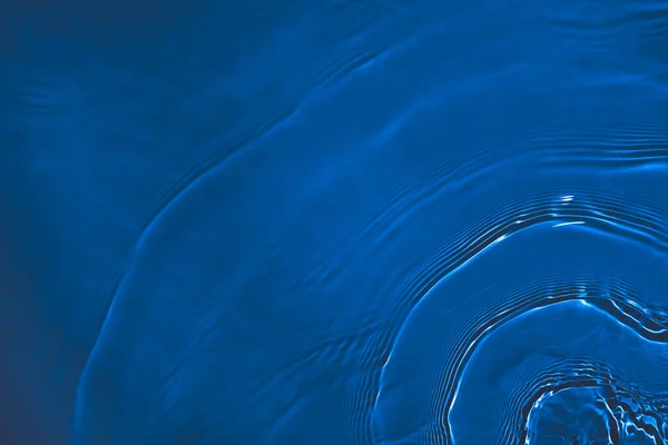 透明、深蓝色、清晰、平静的水面纹理 — 图库照片