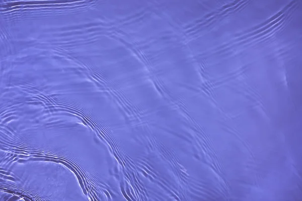 Trasparente viola colore chiaro calma superficie dell'acqua texture — Foto Stock