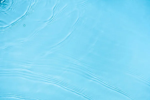 Transparent blå färgat klart lugnt vatten ytstruktur Stockbild