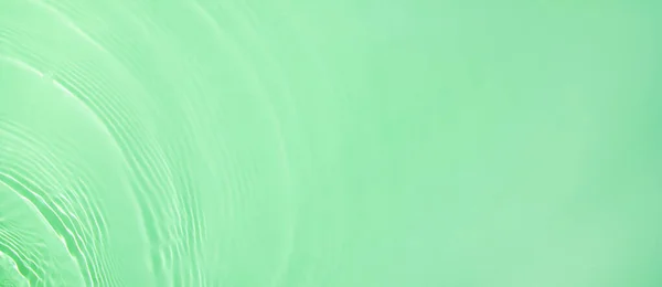 현수막 뒤에 있는 투명 한 녹색맑은 물 표면 질감 — 스톡 사진