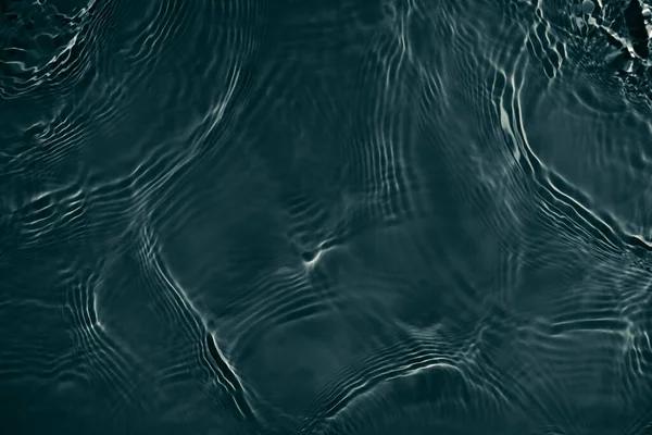 黑色透明透明清澈的水面纹理 — 图库照片